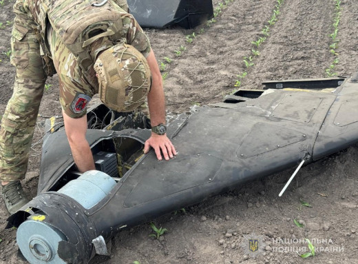 На Сумщині вибухотехніки поліції знешкодили бойову частину збитого “шахеда” фото На Сумщині вибухотехніки поліції знешкодили бойову частину збитого “шахеда” фото