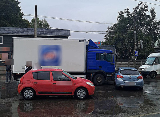 У Сумах водій без прав спровокував потрійну ДТП фото