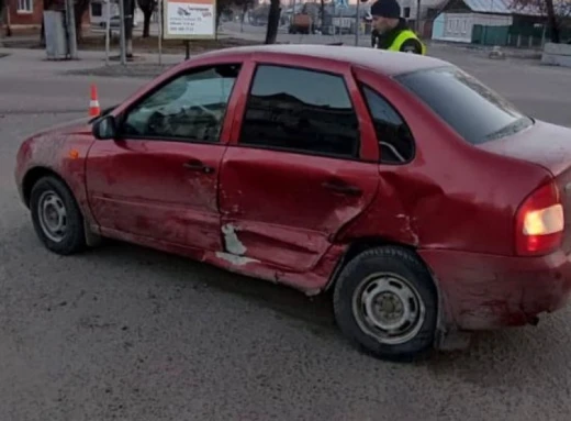У Шостці сталася ДТП на перехресті: постраждав водій фото