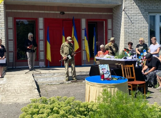 У Ямпільській громаді попрощалися із захисником Олександром Александренком фото