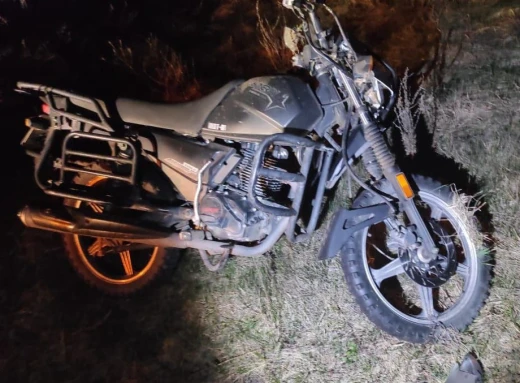На Шосткинщині п'яний мотоцикліст загинув у ДТП, врізавшись в електроопору фото