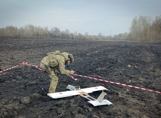 Вибухотехніки поліції Сумщини знищили бойову частину російського дрона у полі фото