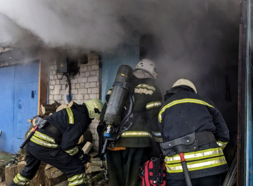 У Шостці рятувальники ліквідували пожежу в гаражі фото