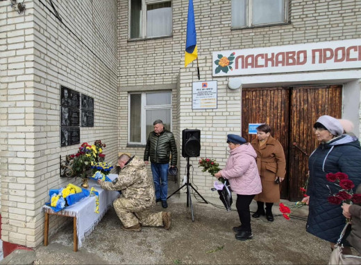П’ять імен назавжди: на фасаді школи на Лебединщині відкрили меморіальні дошки Героям фото