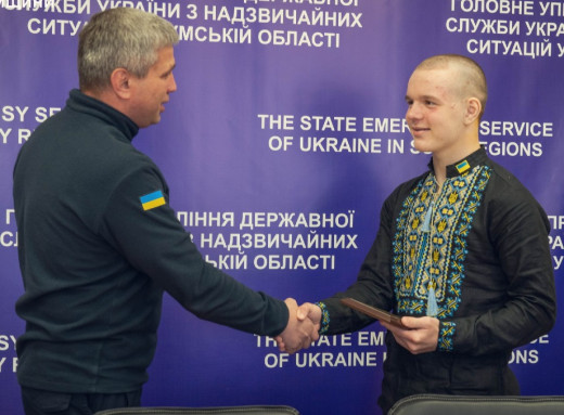 Сумські рятувальники відзначили 13-річного хлопця за героїзм під час ракетного обстрілу фото Сумські рятувальники відзначили 13-річного хлопця за героїзм під час ракетного обстрілу фото