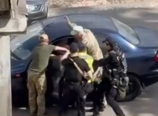 У Сумах патрульні та військові затримали п'яного водія (відео) фото