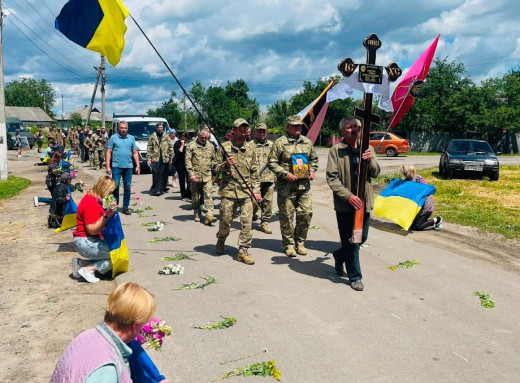 У Кролевці попрощалися із полеглим захисником Романом Петрєєвим фото