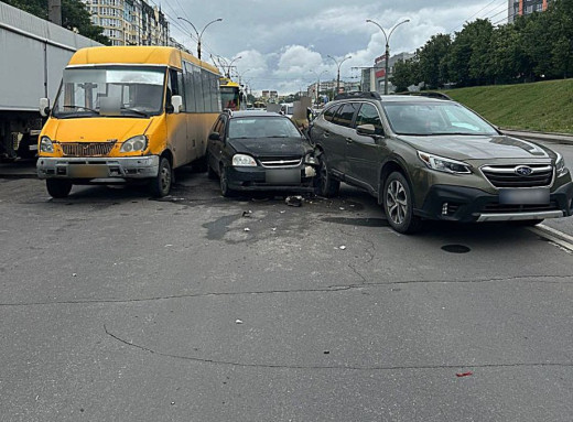 У Сумах на проспекті Лушпи зіткнулися три автомобілі фото У Сумах на проспекті Лушпи зіткнулися три автомобілі фото