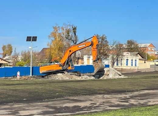 З Привокзальної площі у Тростянці демонтували радянський танк Т-34 фото З Привокзальної площі у Тростянці демонтували радянський танк Т-34 фото