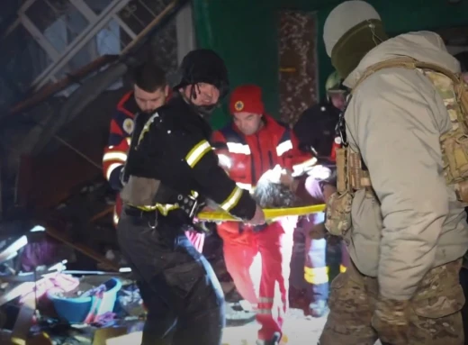 У Сумах рятувальники ліквідовують наслідки нічного ворожого удару фото