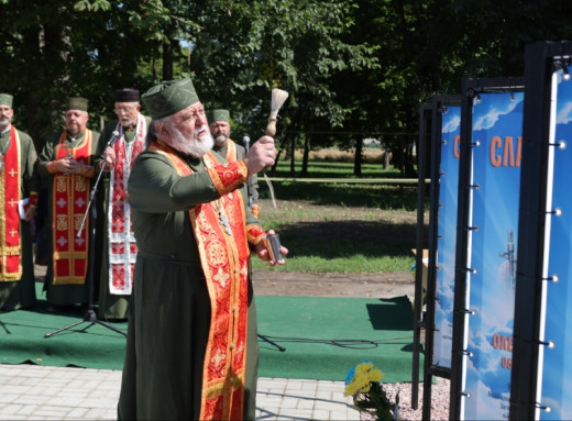 У Степанівці відкрили Алею слави та освятили пам'ятний хрест жертвам Голодомору фото У Степанівці відкрили Алею слави та освятили пам'ятний хрест жертвам Голодомору фото