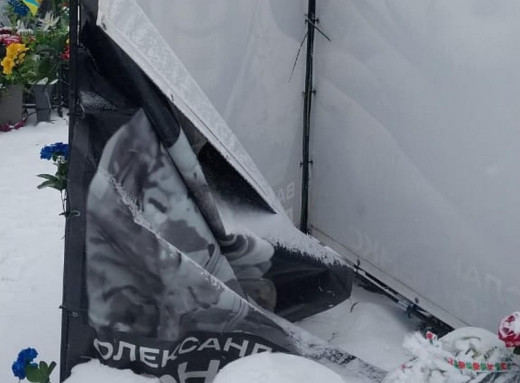 Інцидент на Алеї Слави в Конотопі: поліція розслідує пошкодження портрета полеглого воїна фото