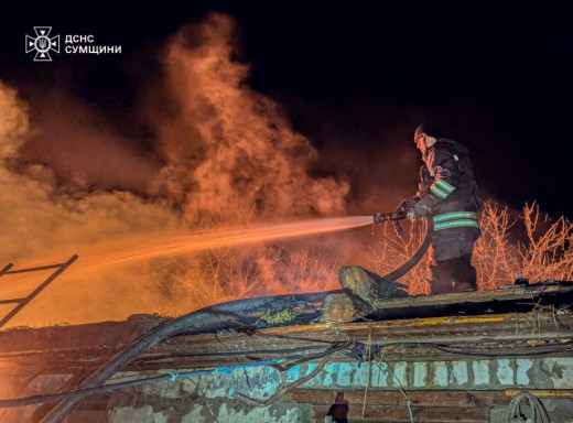 На Шосткинщині понад три години гасили пожежу в приватному домоволодінні фото