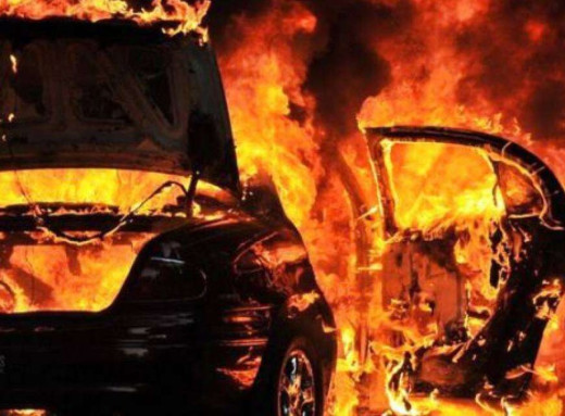 У Шостці підпалили автомобіль депутата міськради та волонтера Віталія Ляшка фото У Шостці підпалили автомобіль депутата міськради та волонтера Віталія Ляшка фото