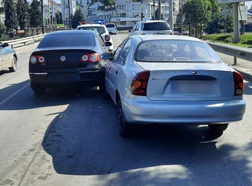 Потрійна ДТП на Британській у Сумах: зіткнулися Lanos, Mercedes та Volkswagen фото Потрійна ДТП на Британській у Сумах: зіткнулися Lanos, Mercedes та Volkswagen фото