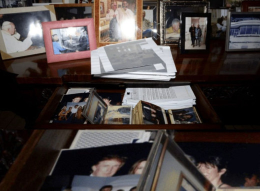 Із сайту Мін’юсту США зникли щонайменше 16 файлів у справі Епштейна, серед них фото з Трампом фото