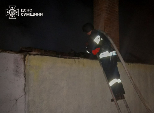 У Сумах після ворожого обстрілу рятувальники ліквідували пожежі фото У Сумах після ворожого обстрілу рятувальники ліквідували пожежі фото