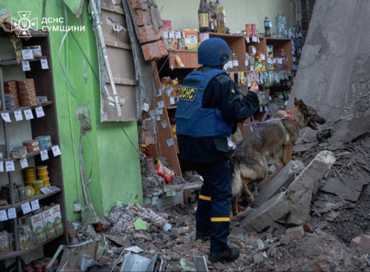 Буринь після атаки: рятувальники ліквідували пожежу та завершили пошук під завалами (відео) фото Буринь після атаки: рятувальники ліквідували пожежу та завершили пошук під завалами (відео) фото