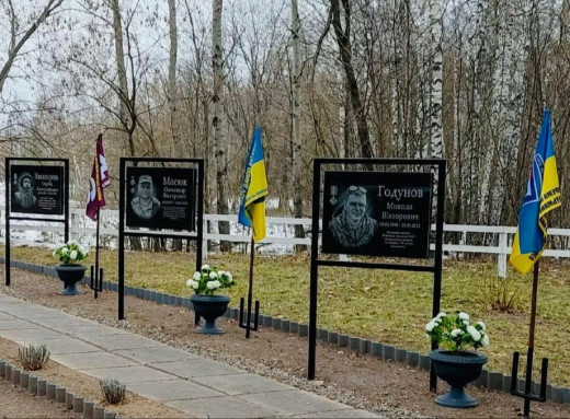 На Кролевеччині в селі Грузьке відкрили Сквер пам’яті на честь загиблих Героїв фото