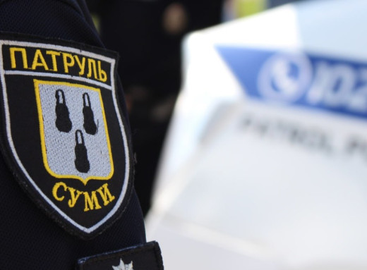 У Сумах патрульні зупинили нетверезу водійку після проїзду на червоне світло фото