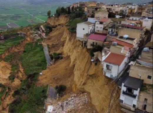 На Сицилії через зсув ґрунту оголосили масову евакуацію фото