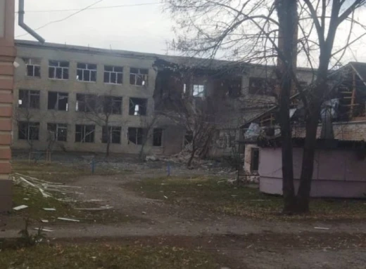 Окупанти скинули дві бомби на школу у Великій Писарівці фото