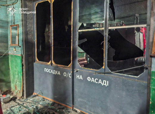На Сумщині внаслідок нічної атаки ворога травмовано рятувальника та пошкоджено підрозділ ДСНС фото