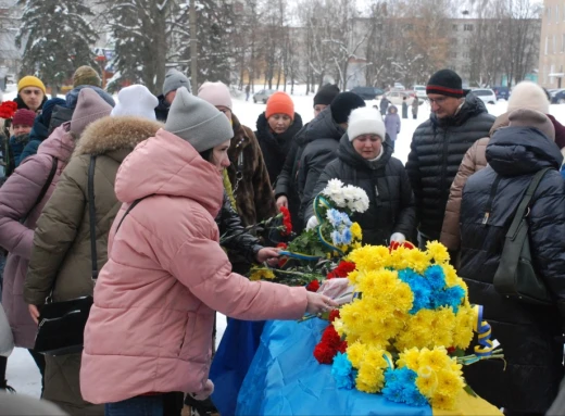 Шосткинці попрощалися із захисником України Андрієм Литвиненком фото