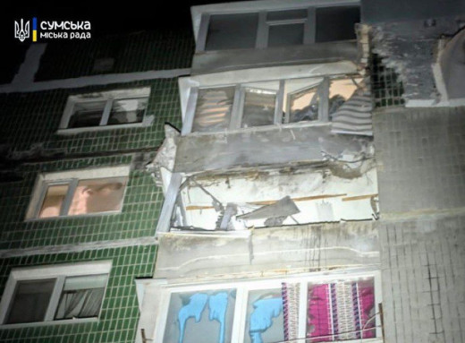 Комунальники та волонтери допомагають сум’янам закривати вибиті вікна після нічних атак фото