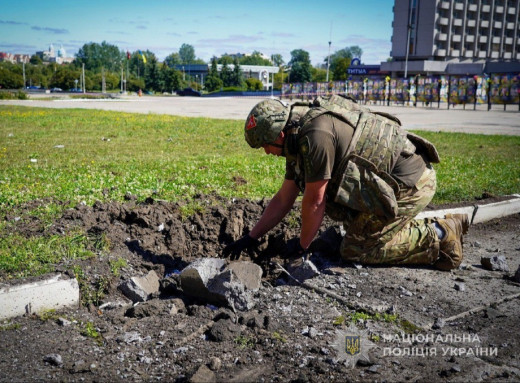 У Сумах поранено жінку внаслідок ворожих атак: поліція документує злочини рф фото У Сумах поранено жінку внаслідок ворожих атак: поліція документує злочини рф фото