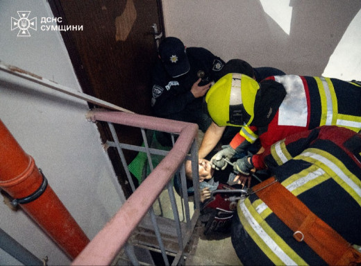 Сумські пожежники врятували літнього чоловіка з палаючої квартири фото Сумські пожежники врятували літнього чоловіка з палаючої квартири фото