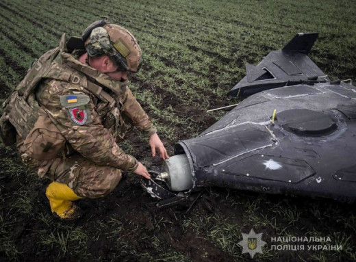 Поліцейські Сумщини знешкодили та знищили бойову частину збитого безпілотника фото