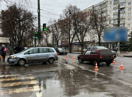 ДТП у центрі Сум: зіткнулися ЗАЗ та Опель фото