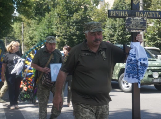 В Охтирці попрощалися із захисником Віталієм Наливайком фото