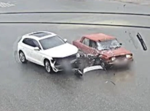 У Сумах вранці сталася ДТП на перехресті: травмовано пасажирку (відео) фото