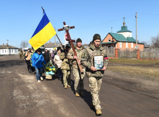 У Лебедині провели в останню путь бойового медика Анатолія Стішака фото