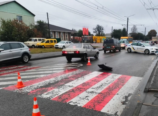 У Сумах на переході автівка збила пенсіонерку фото