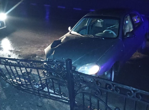 П’яний водій врізався в огорожу на Покровській площі у Сумах фото