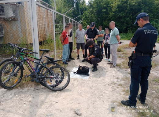У Сумах поліція затримала підлітків зі згортками наркотиків: викрито схему збуту фото У Сумах поліція затримала підлітків зі згортками наркотиків: викрито схему збуту фото
