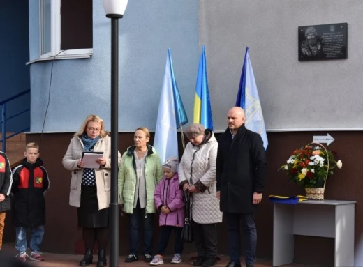 У Сумах відкрили меморіальну дошку 18-річному захиснику фото