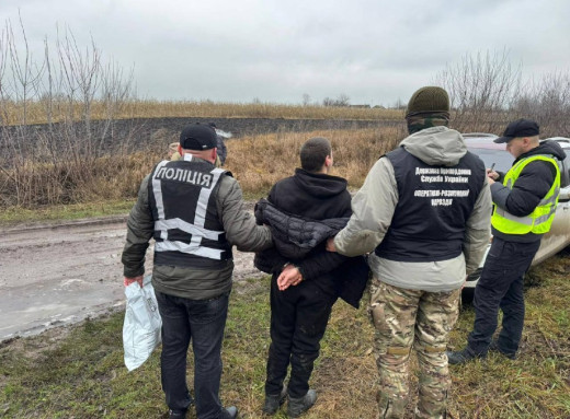 Понад три кілограми наркотиків вдома: на Сумщині викрили молодика на продажі заборонених речовин фото