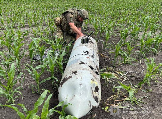 На Сумщині вибухотехніки поліції знешкодили бойову частину російської ракети фото На Сумщині вибухотехніки поліції знешкодили бойову частину російської ракети фото