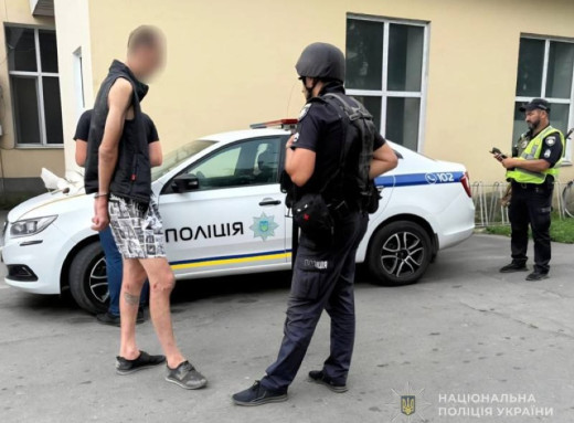 В Охтирці поліція затримала рецидивіста, який побив пенсіонера і пограбував юнака фото В Охтирці поліція затримала рецидивіста, який побив пенсіонера і пограбував юнака фото