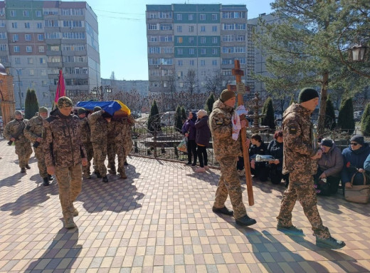 У Сумах провели в останню путь загиблого захисника Максима Желєзного фото