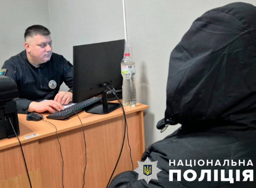 У Липовій Долині жінка пограбувала літнього чоловіка в магазині фото