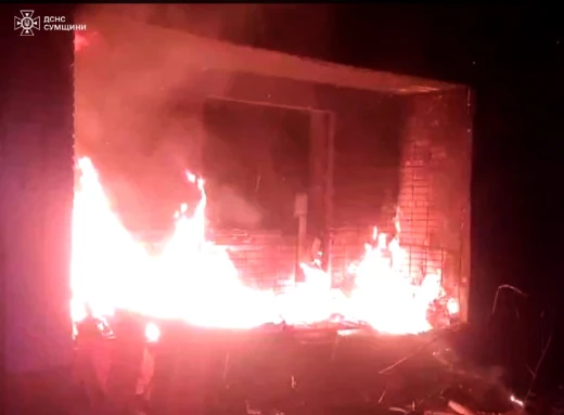 На Сумщині рятувальники загасили пожежу, спричинену ворожим ударом фото