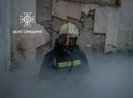 Під Сумами рятувальники вночі загасили пожежу в будинку фото