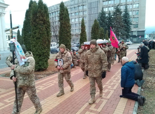 Сум’яни попрощалися із 19-річним захисником Дмитром Торгачовим фото