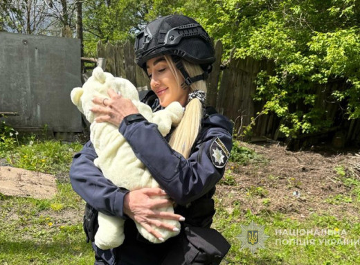 "Білі янголи" евакуювали з Ворожби матір з 6-денним немовлям фото "Білі янголи" евакуювали з Ворожби матір з 6-денним немовлям фото