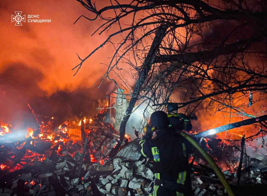 На Сумщині рятувальники ліквідували пожежу після нічного обстрілу фото